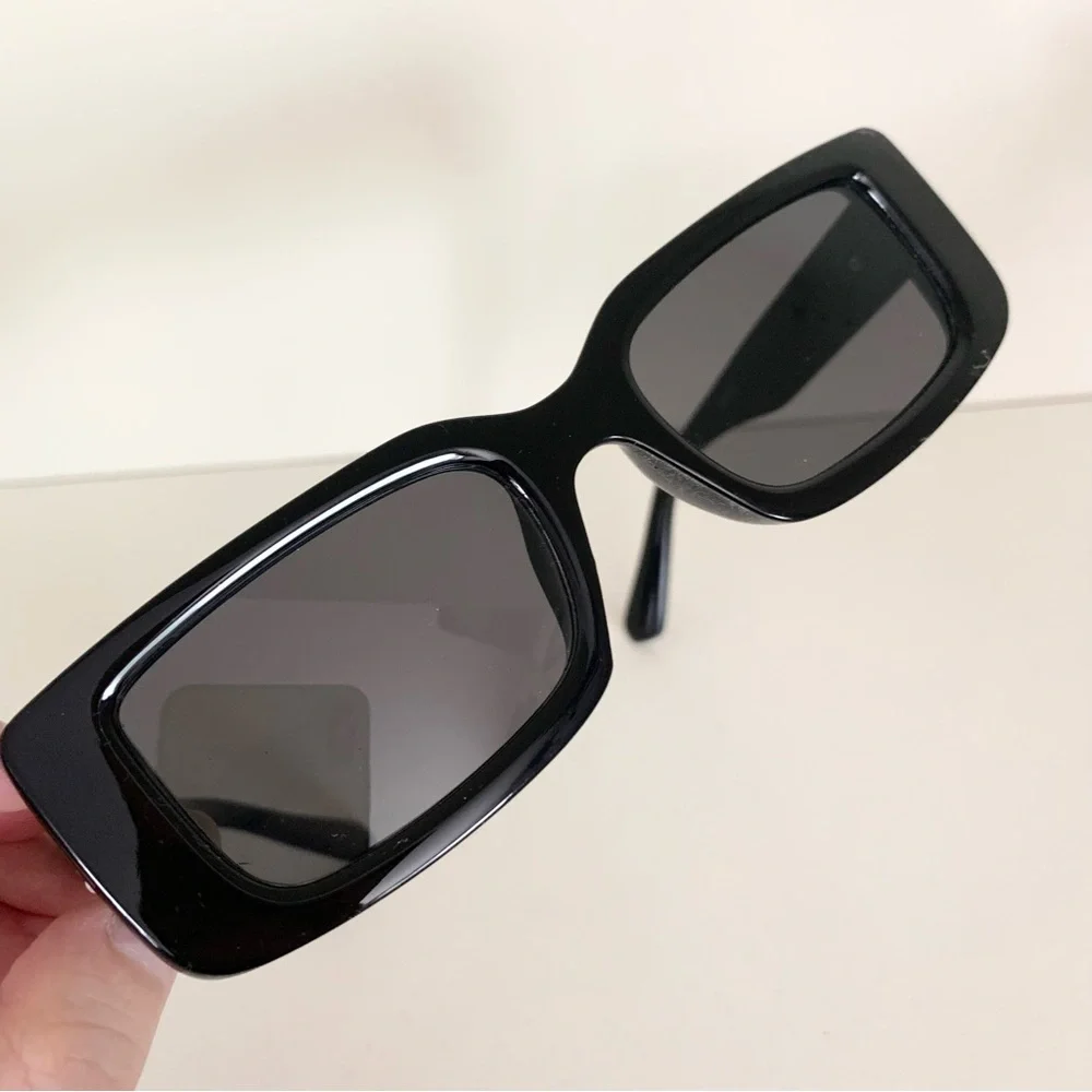 New square Black sunglasses